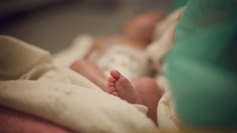 Byla modrá a nedýchala. V jeslích v Kolobřehu zemřela roční holčička, letěl pro ni vrtulník