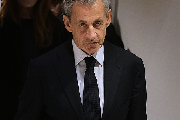 Exprezident Francie Sarkozy nastupuje do vězení, přirovnal se k Edmundu Dantesovi