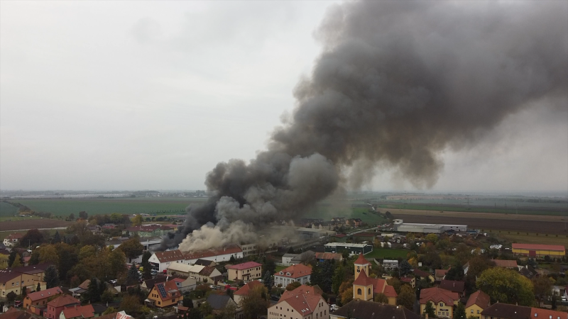 Požár haly v Nehvizdech: Zasahovalo 180 hasičů, škoda půjde do desítek milionů