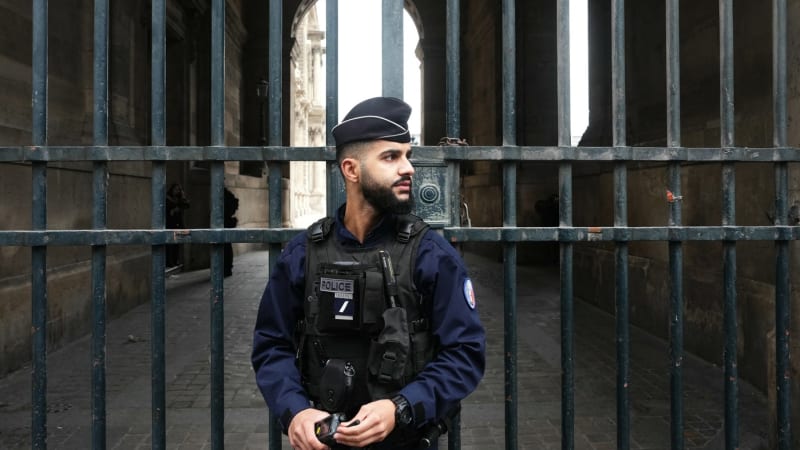 Loupež v Louvru: Policie zadržela podezřelé. Jeden se snažil uprchnout do Afriky