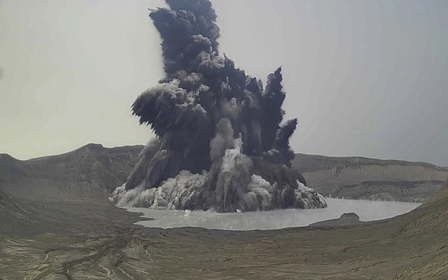 VIDEO: Erupce z první ruky. Výbuch „jezerní“ sopky natočili přímo v kráteru