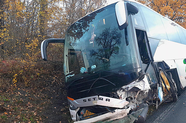 Autobus plný lidí se čelně střetl s osobním vozem, jeden z řidičů je ve vážném stavu