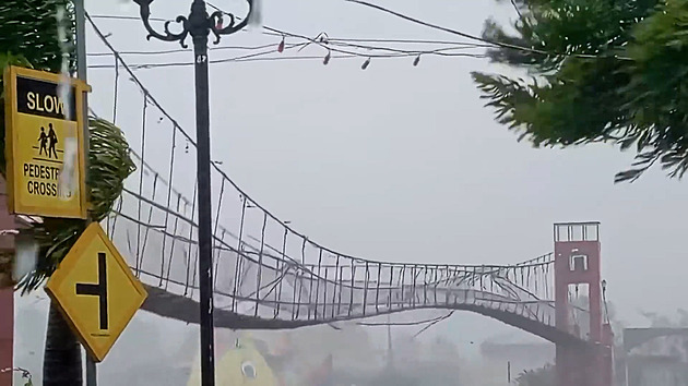 VIDEO: Supertajfun Fung-wong zabíjel na Filipínách, s lávkou si dělal, co chtěl