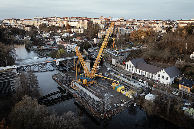 OBRAZEM: Bechyňka v Táboře má nový most. Unikátní trať se dočkala repliky