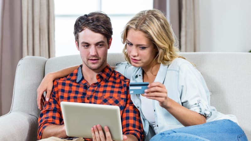 Nefunguje mobilní ani internetové bankovnictví. Odstávka známé banky omezí i provoz poboček