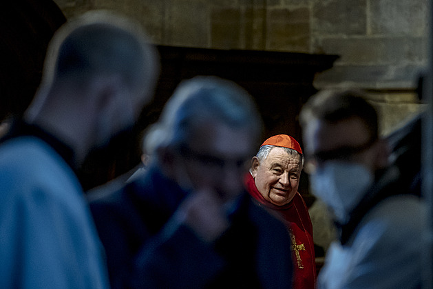 Veřejnost a blízcí se rozloučí s kardinálem Dukou, úryvek z Bible přednese Strach