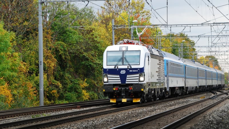 Tragédie v Kolíně: Po srážce s vlakem na nádraží zemřel člověk, provoz na trati stál