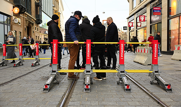 Z průvodčího ve vánoční tramvaji bude i posunovač, musí hýbat se zábranami