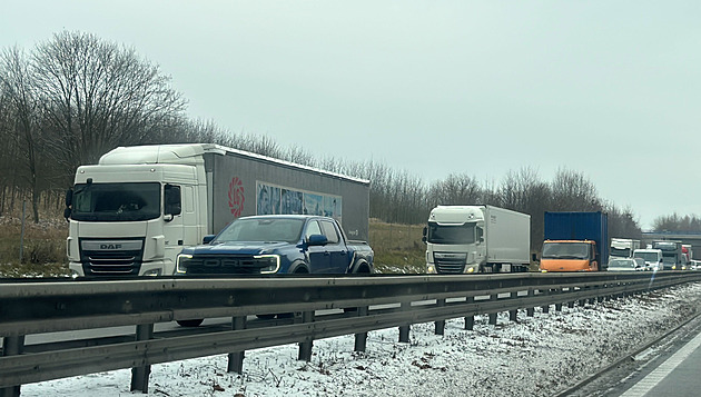 Na D48 kamion narazil do protihlukové zdi, ta popadala. Provoz stojí v obou směrech