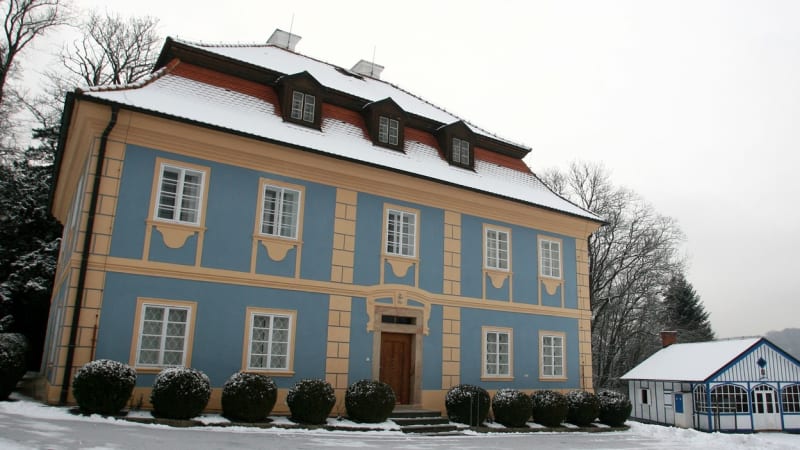 OBRAZEM: Zámeček Dřevíč je na prodej. Podívejte se, kde žil dlouhá léta Karel Schwarzenberg