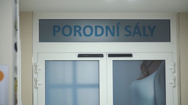 Zájem o ambulantní porody roste. Někteří zdravotníci se ale obávají rizik