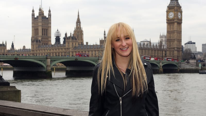 Mladá zpěvačka zemřela při nehodě na koloběžce. Magnessová předskakovala One Direction