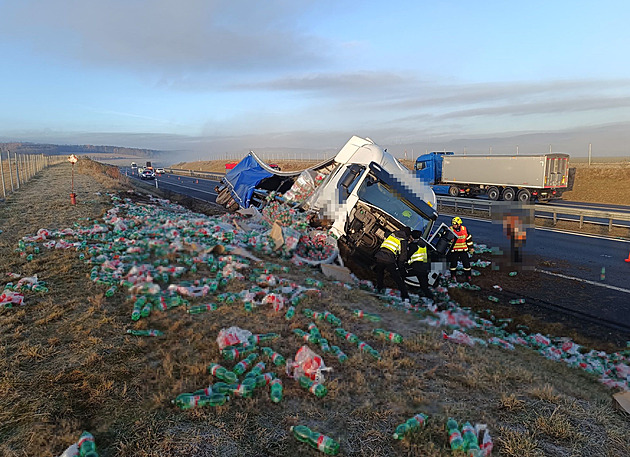 Na dálnici D6 boural kamion, do okolí se rozletěly lahve s minerálkou