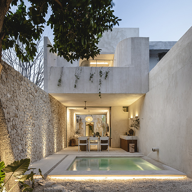 Byl ruinou, teď je rájem. Na nepříjemně úzké parcele mají fantastický dům