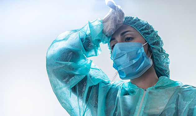 Utržené prsty, přejídání i „hořící“ věnec. Co řeší zdravotníci o Vánocích a na silvestra