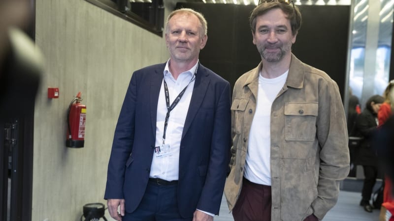 Herec Finger vyrůstal s Ondřejem Sokolem. Matka spáchala sebevraždu, podezřelým byl jeho otec