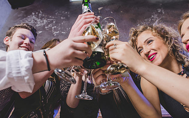 Jak pít a neopít se? Prokládejte alkohol vodou, pozor na smrtící kombinace