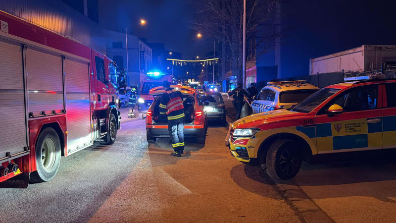Exploze poškodila zdi bytu v Praze. Výbuchu předcházel požár, hasiči zachránili dva lidi