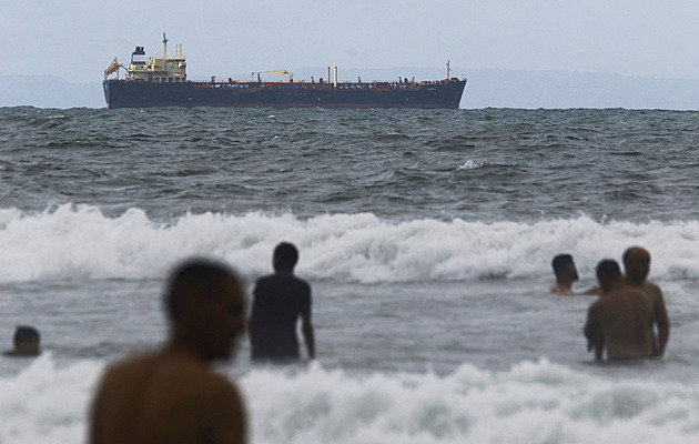 Američané v Karibiku stíhají vzpurný tanker, posádka namalovala ruskou vlajku