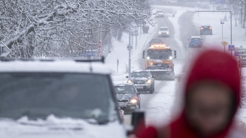 Sníh komplikuje dopravu: V Praze brzdí MHD, ve středních Čechách vyjely stovky sypačů