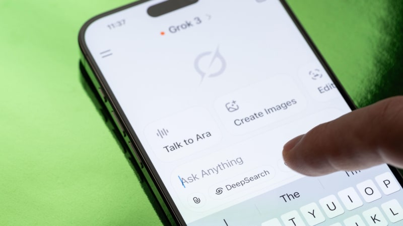 Muskova AI svléká ženy i děti, on se tomu směje. Ještě menší plavky, žádají si uživatelé