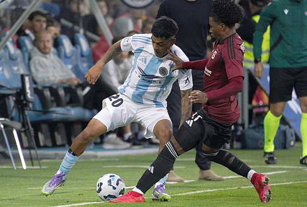 Fotbalové přestupy ONLINE: Sparta údajně dotahuje příchod peruánského křídelníka