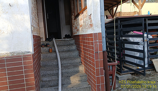 V rodinném domě na Plzeňsku vzplála kuchyň. Pes uhynul, kočka dostala kyslík