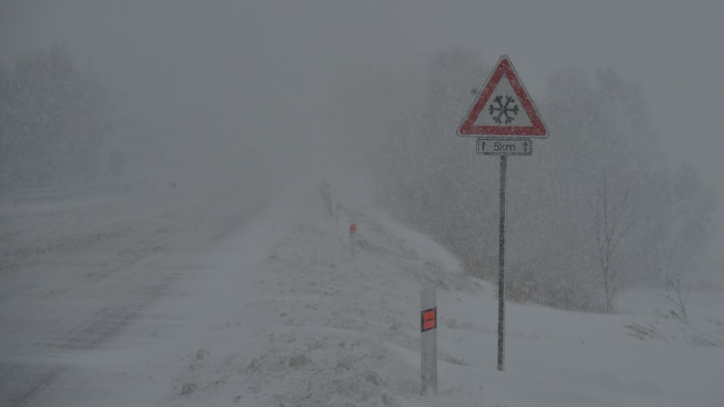 Autobus plný dětí havaroval na Chomutovsku. V kraji úřaduje sněhová kalamita