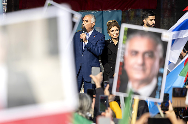 Pahlaví burcuje Íránce k dalším protestům. Ochráníme národní zájmy, hrozí armáda