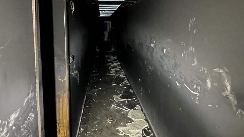 Kouřová past v Horoměřicích: Hasiči z balkonů zachránili 25 lidí, v nemocnici skončily i děti