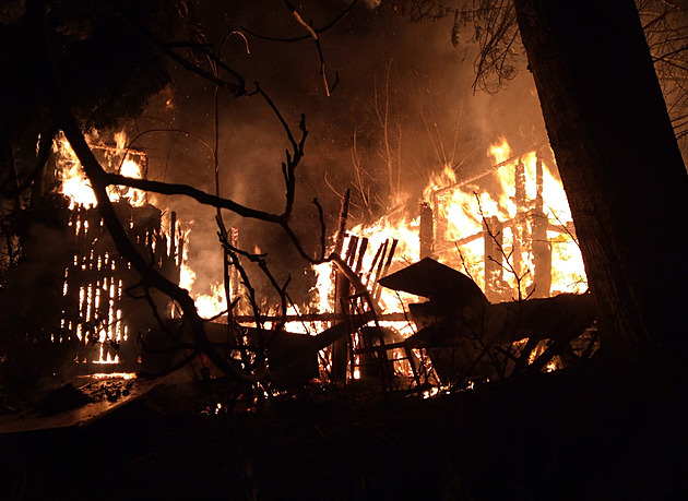 Chata shořela při středečním požáru do základů, okolí hasiči uchránili