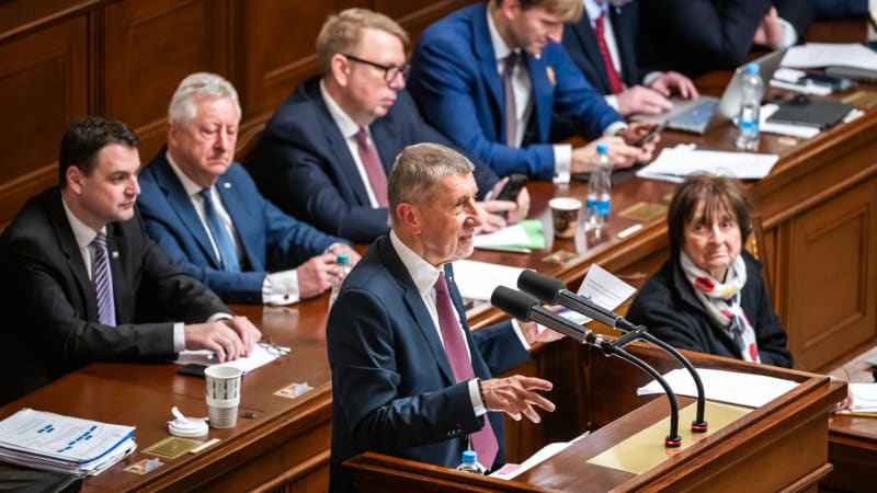 ON-LINE: Neslintejte nám na Pirátky, obořil se Bartoš na Babiše. Jsou šikovné, řekl premiér