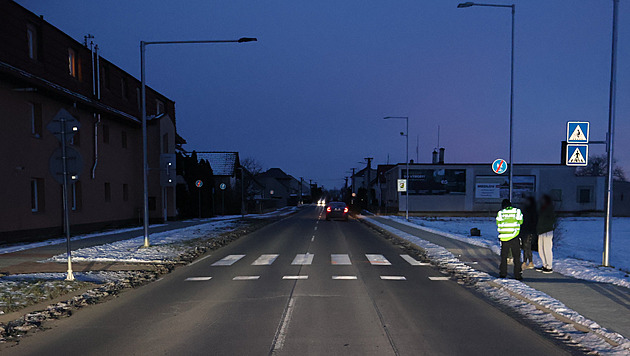 Řidič srazil na přechodu školačku, omluvil se jí a odjel. Hledá ho policie