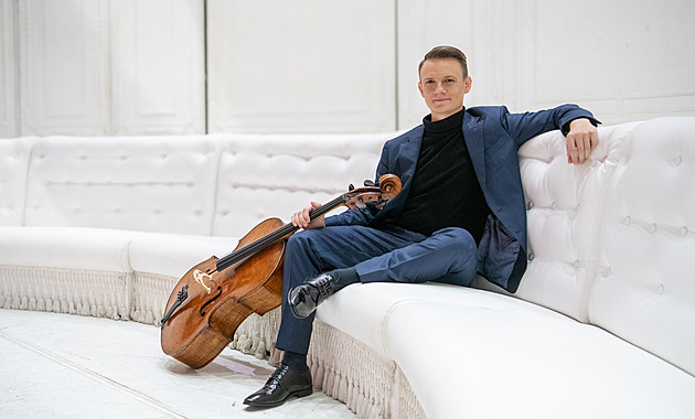 Kvůli klipu táhl cello na zádech do skal. Koncertní mistr Zvěřina má výzvy rád