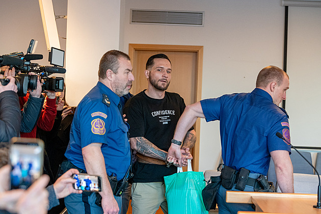 Souzený za požár baru se ve vazbě pořezal na krku i paži a chtěl zapálit okno