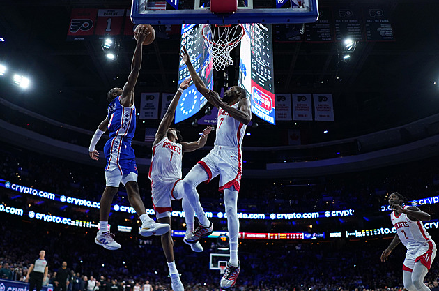 Sudí okradli Philadelphii, ta se ale nedala. Curry vystřelil už deset tisíc trojek