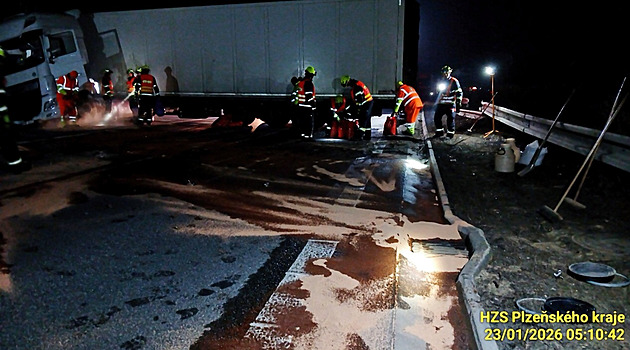 Nákladní auto narazilo na D5 do svodidel, unikla nafta. Dálnice je už průjezdná