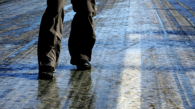 Česko pokrylo náledí. Výstraha platí pro celou zemi, hrozí i černý led