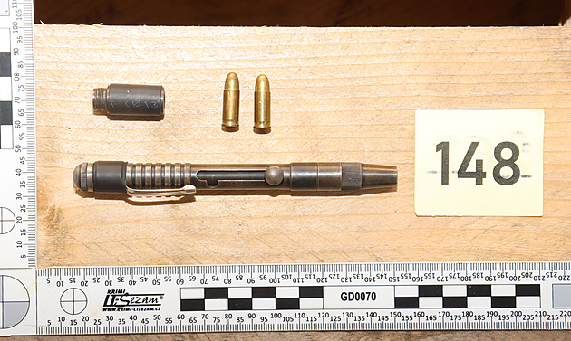 Celníci při razii objevili drogy, kradená elektrokola za milion i střelné pero