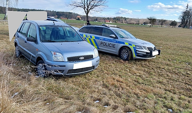 Překročil rychlost v obci, pak chtěl hlídce ujet. Policisté ho vytlačili ze silnice
