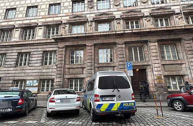 Policisté zasahují na černošickém úřadě v Praze, zadrželi 16 lidí