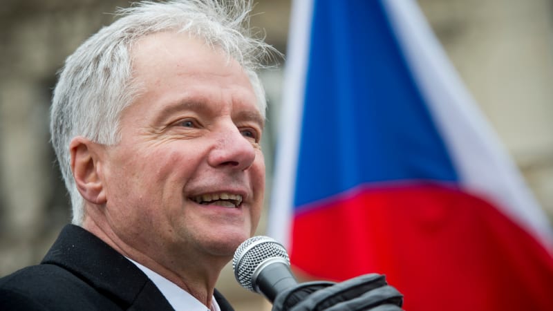 Soud rozpustil Sládkovy Republikány. Z politiky se odchází jen na hřbitov, reagoval předseda