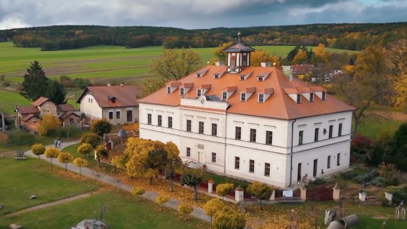 Zachránce Zámku Rochlov: Stojí, to je nejdůležitější. Z chování národa k památkám je mi smutno