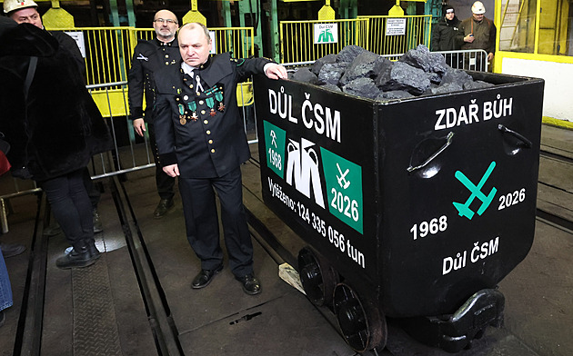 Z podzemí na Karvinsku vyvezli poslední vozík s černým uhlím, chystá se průvod a mše