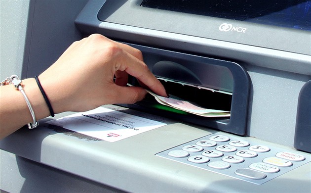 Podvodníci drželi důvěřivého muže na telefonu osm hodin, zatím mu vysáli účet