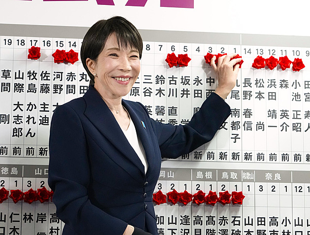 V japonských volbách podle odhadů jasně zvítězila strana premiérky Takaičiové