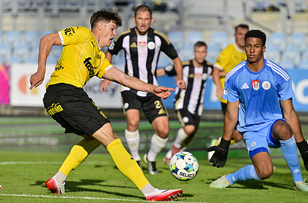 Byl jsem z jednání zlomený, říká brankář Andrew. Největší fanynka je nadšená