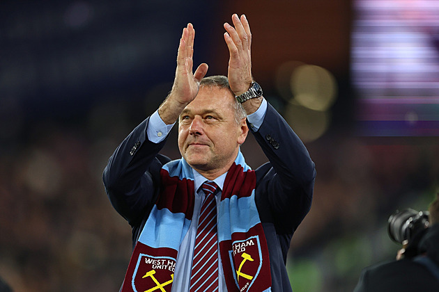 Dojemná pocta pro Mikloška. West Ham brankáře přivítal choreem i popěvkem