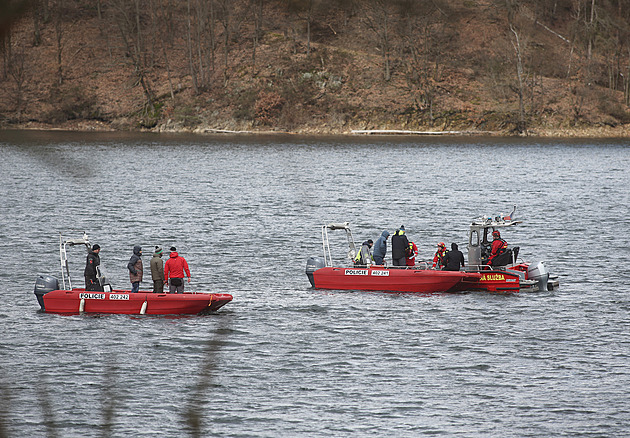 Mohl mu zamrznout přísun vzduchu, míní expert o ztraceném potápěči v Dalešicích