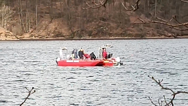 Zmizelého potápěče hledají i báňští záchranáři, kvůli proudům vypnuli elektrárnu
